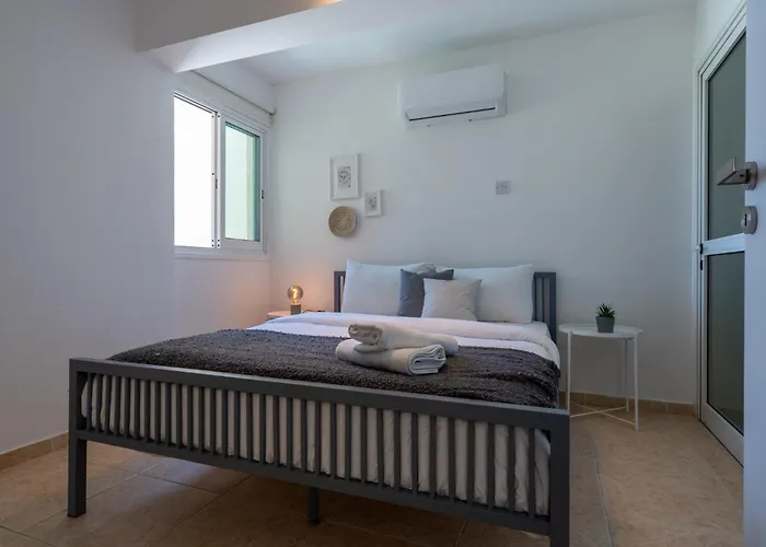 Chloris 3- Bedroom W/pool In Larnaka