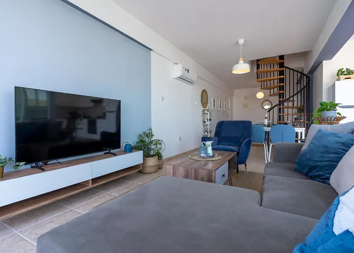 Chloris 3- Bedroom W/pool In Larnaka