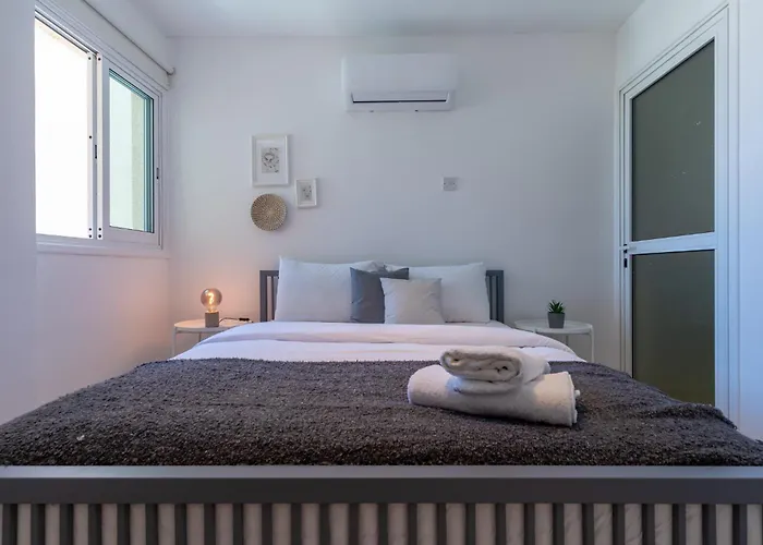 Chloris 3- Bedroom W/pool In Larnaka