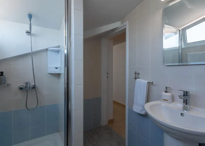 Chloris 3- Bedroom W/pool In Larnaka