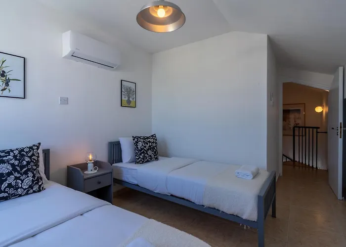 Chloris 3- Bedroom W/pool In