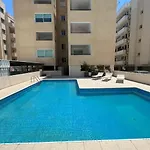 Chloris 3- Bedroom W/pool In 라르나카