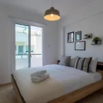 Chloris 3- Bedroom W/pool In 라르나카