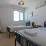 아파트 Chloris 3- Bedroom W/pool In 라르나카