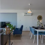 아파트 Chloris 3- Bedroom W/pool In 라르나카