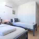 Chloris 3- Bedroom W/pool In 라르나카