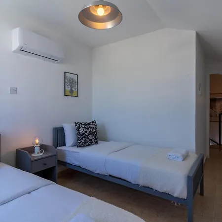 Chloris 3- Bedroom W/pool In