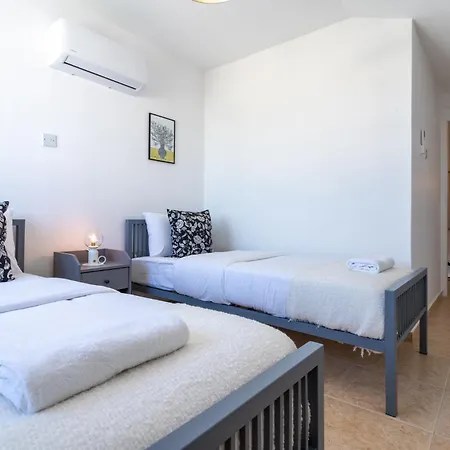 Chloris 3- Bedroom W/pool In Larnaka