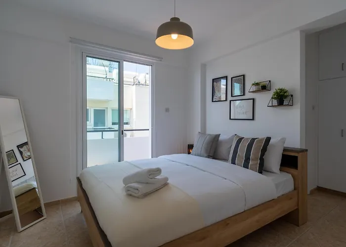 Chloris 3- Bedroom W/pool In ラルナカ