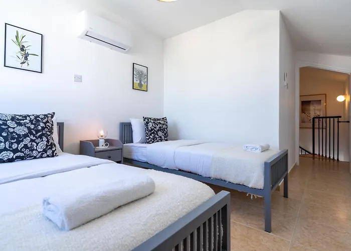 Chloris 3- Bedroom W/pool In ラルナカ