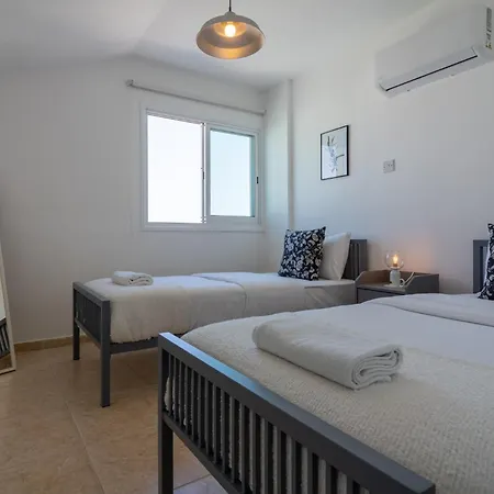 Apartment Chloris 3- Bedroom W/pool In Larnaca