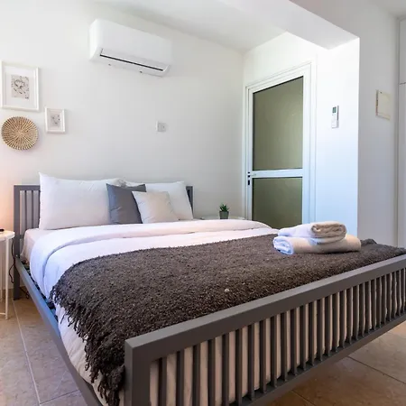 Apartment Chloris 3- Bedroom W/pool In Larnaca