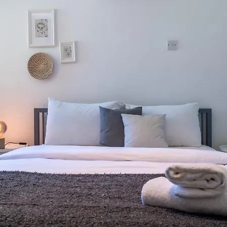 Apartment Chloris 3- Bedroom W/pool In Larnaca