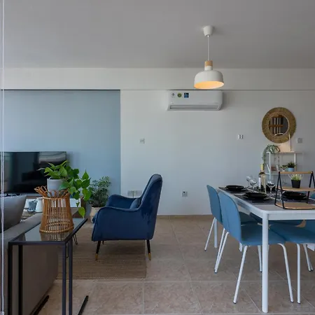 Apartment Chloris 3- Bedroom W/pool In Larnaca