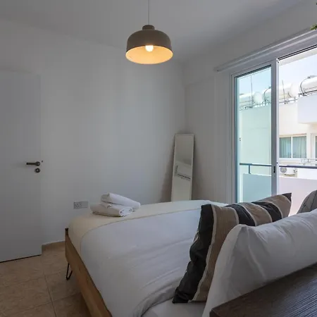 Apartment Chloris 3- Bedroom W/pool In Larnaca