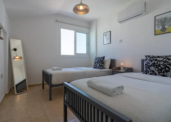 Apartment Chloris 3- Bedroom W/pool In Larnaca