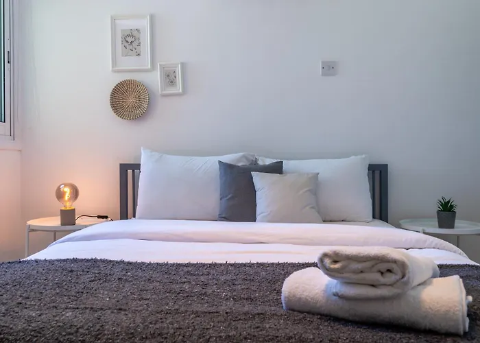 Apartment Chloris 3- Bedroom W/pool In Larnaca