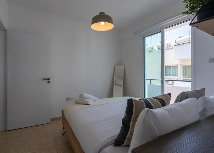 Apartment Chloris 3- Bedroom W/pool In Larnaca